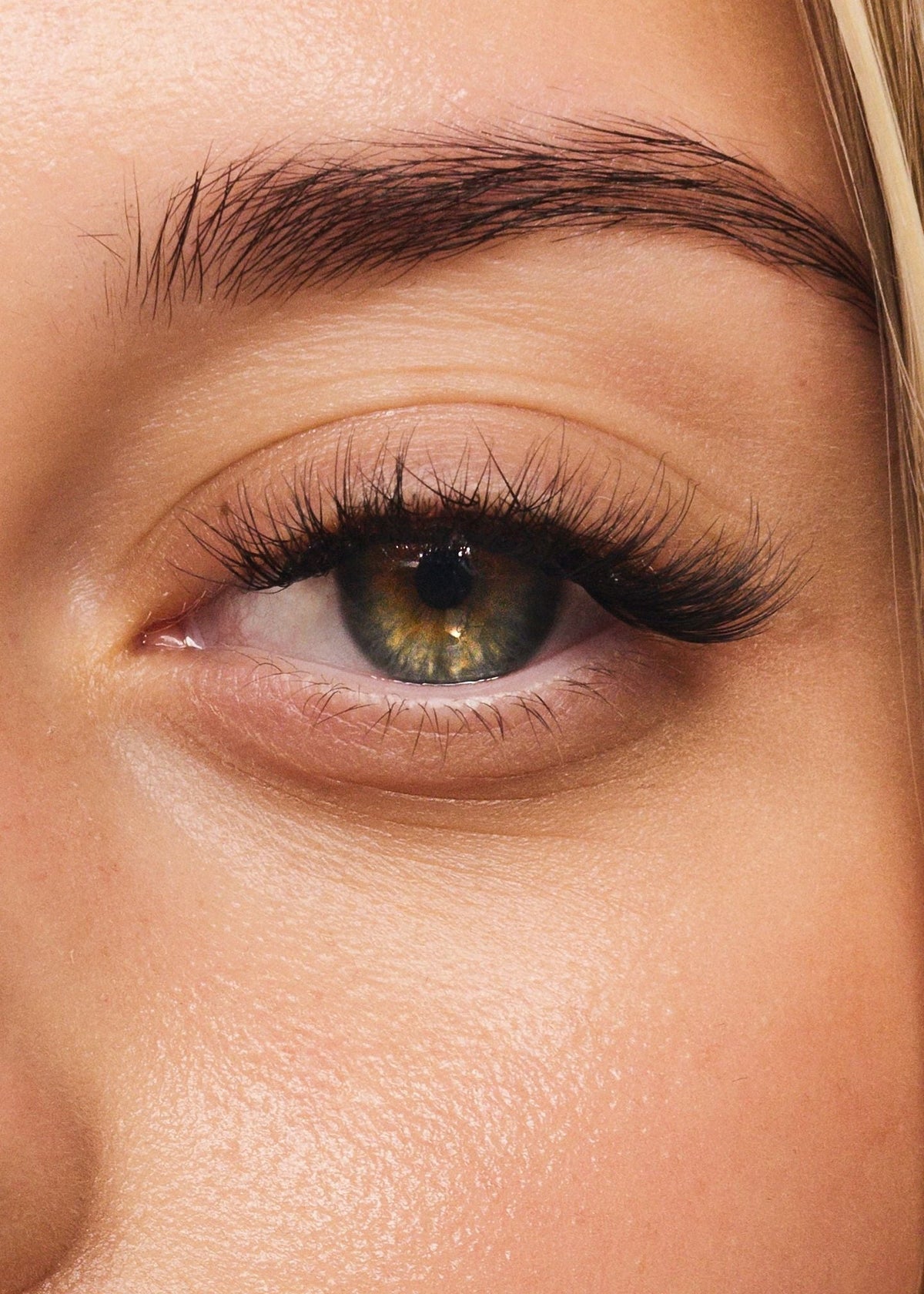 Love Muse, 10-12 mm, worn on the eye